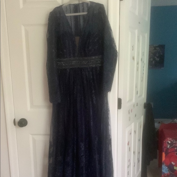 MAC DUGGAL elegant Navy Lace Dress with Beaded Waist - Picture 4 of 7